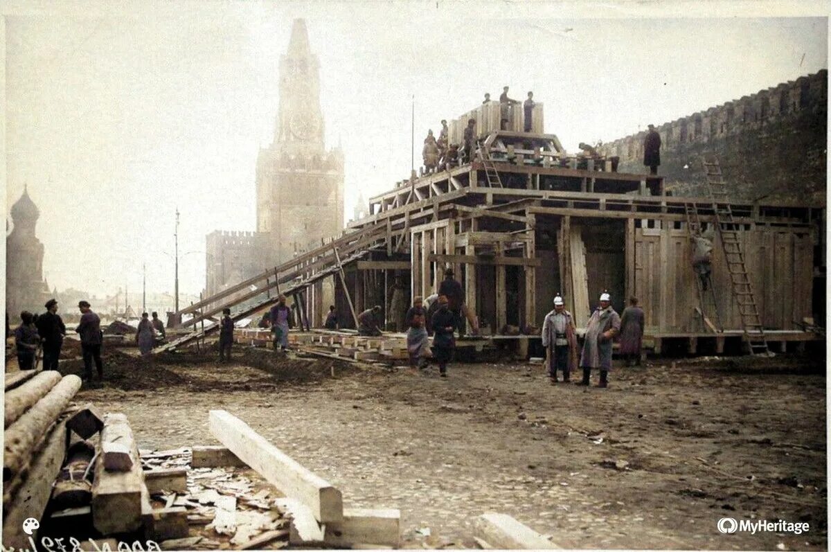 Москва мавзолей Ленина 1924 год. Мавзолей Ленина 1920. Мавзолей Ленина первая 1924 года. Ленин в мавзолее 1924. Стройки 1930 х годов