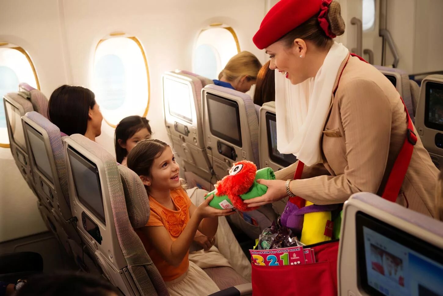 Авиакомпания эмираты Emirates. Подарки детям в самолет. Подарки в самолете дяд детей. Самолет с пассажиром.