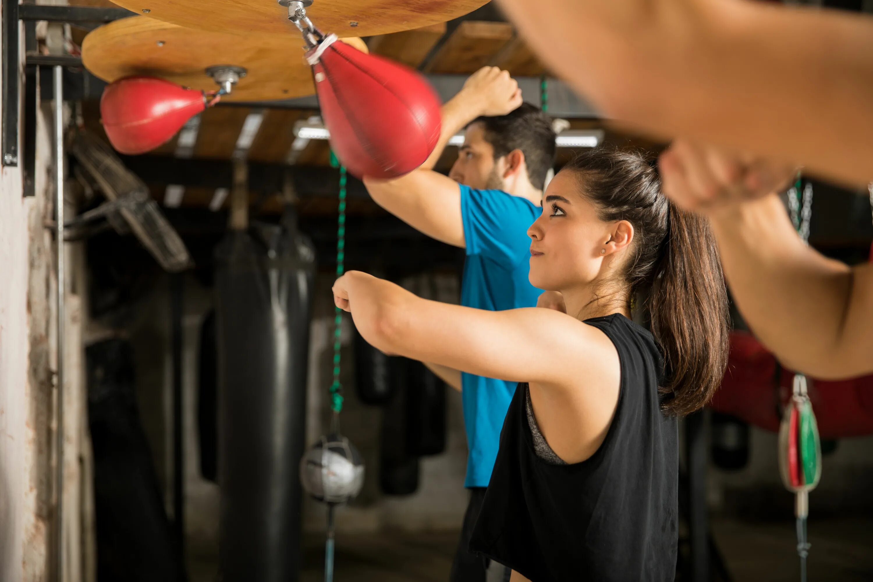 Самозащита для женщин и девушек. Women punching. Кикбоксинг девушки. Women punching. Хасбик в перчатках боксёрских.