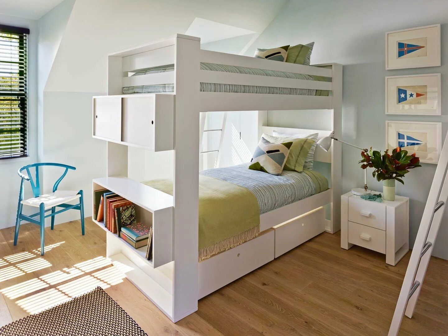 Разрешено ли использование двухъярусных кроватей ответ. Двухэтажная кровать. Двухъярусная кровать для детей. Комната с двухъярусной кроватью. Двухъярусная кровать в интерьере.