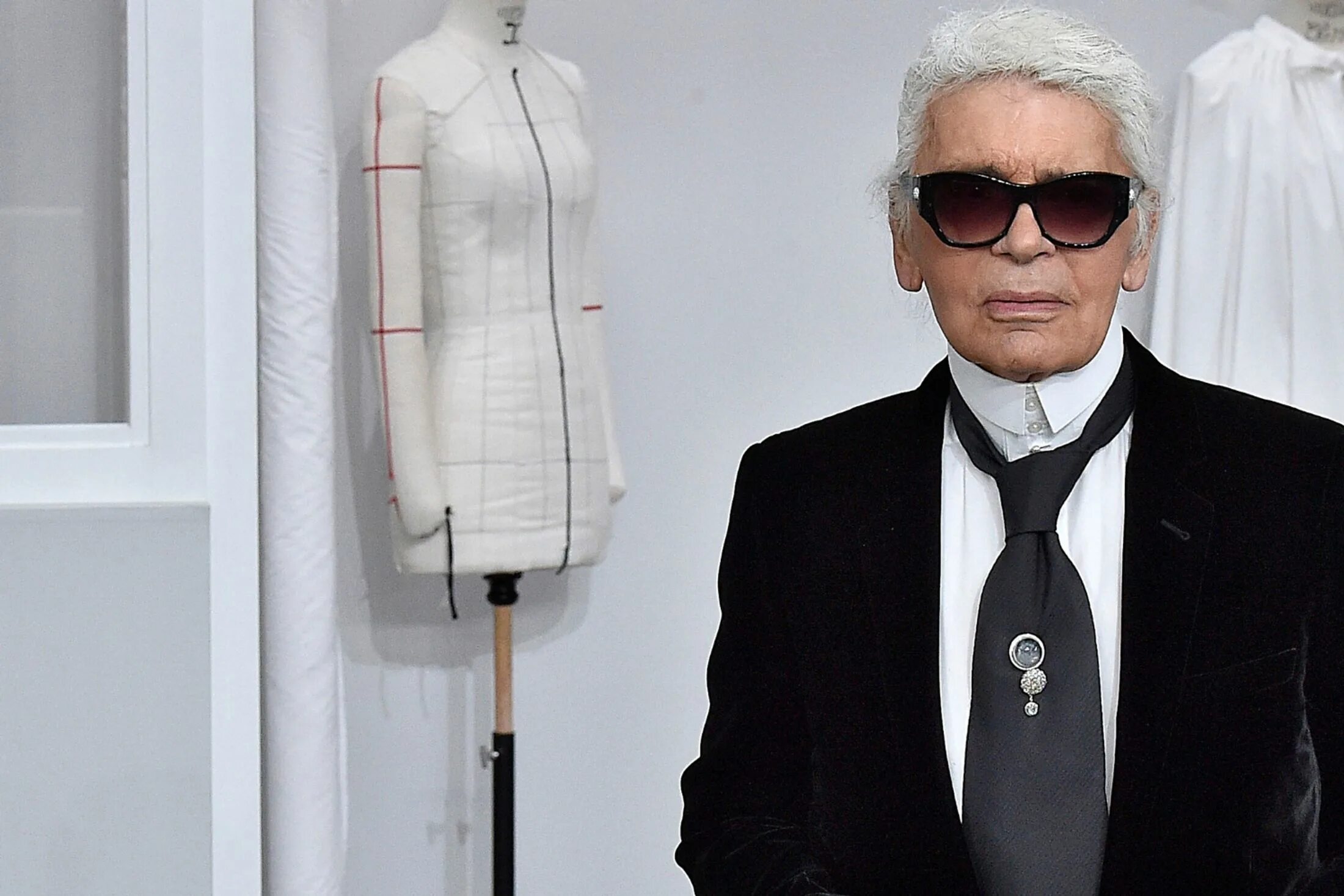 Karl lagerfeld tokyo. Костюм Karl Lagerfeld женский.