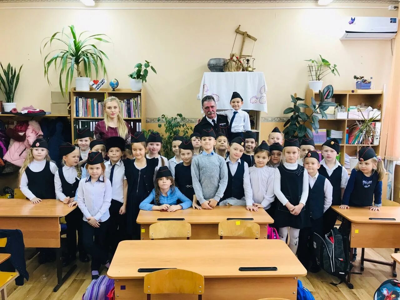 Как выглядит 7 школа. Школа 7 каменск-уральский. Как выглядит 7 школа. Школьники в школе. Как выглядит 7 школа.