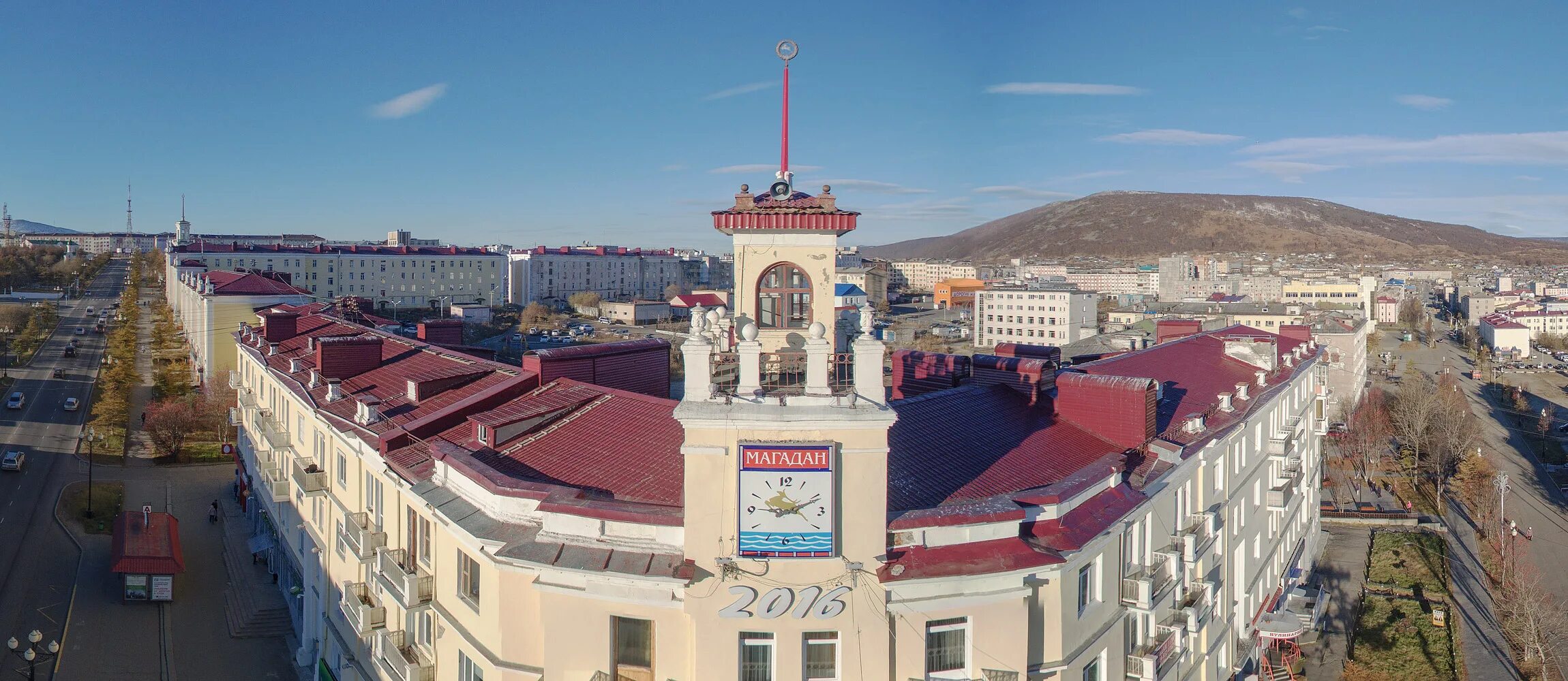 магадан центральная площадь. магадан дом со шпилем с башенкой. магадан ул ленина 22/2. часы настольные woodenmap реклама. магадан архитектура.