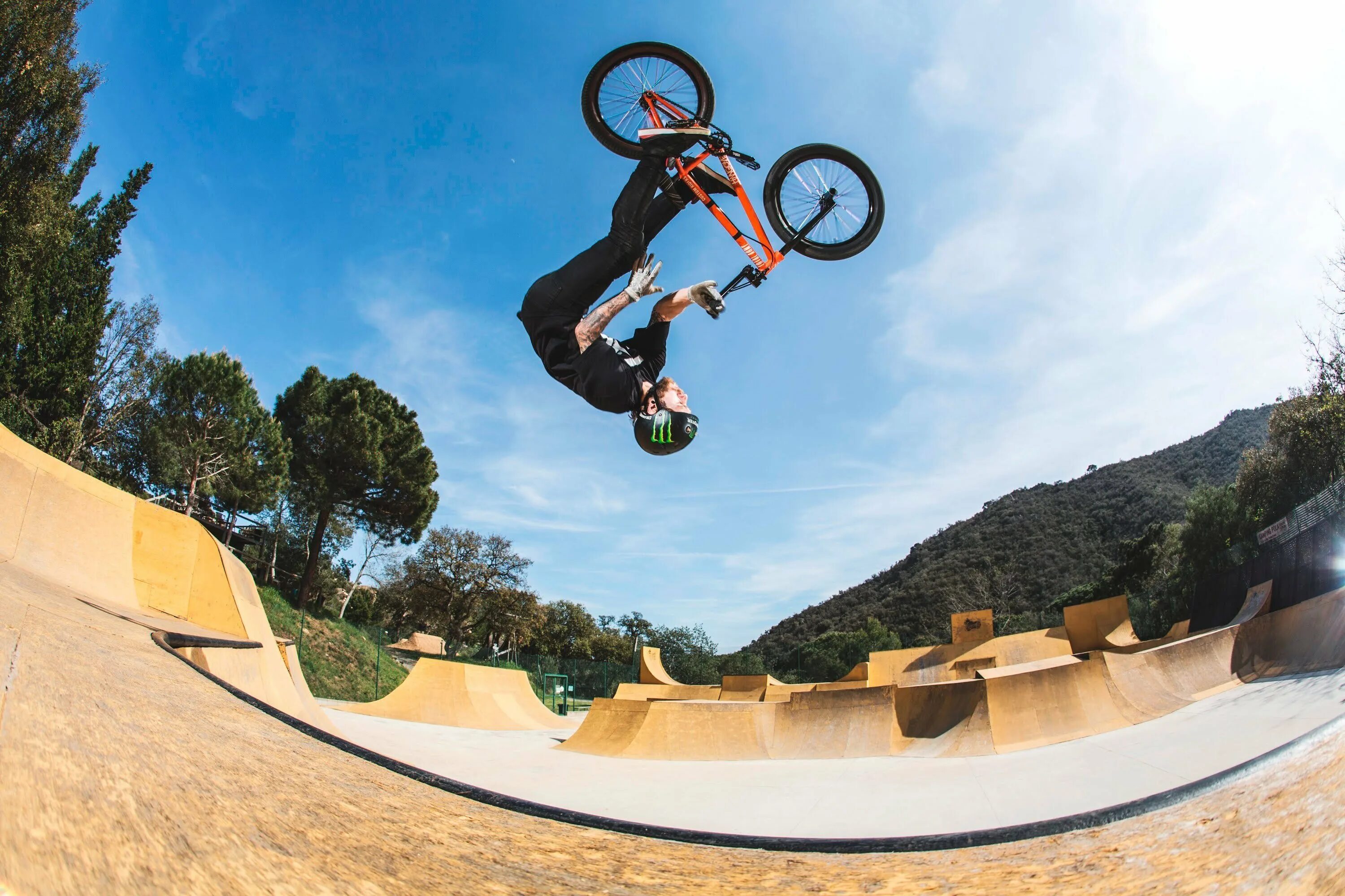 Гринды бмх. Бмх трюки. bmx skate park трюки. сальто на бмх. bmx катается.