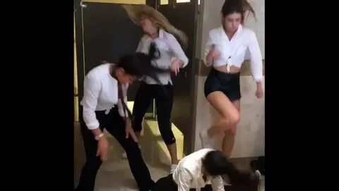 Парни затащили школьницу в бункер