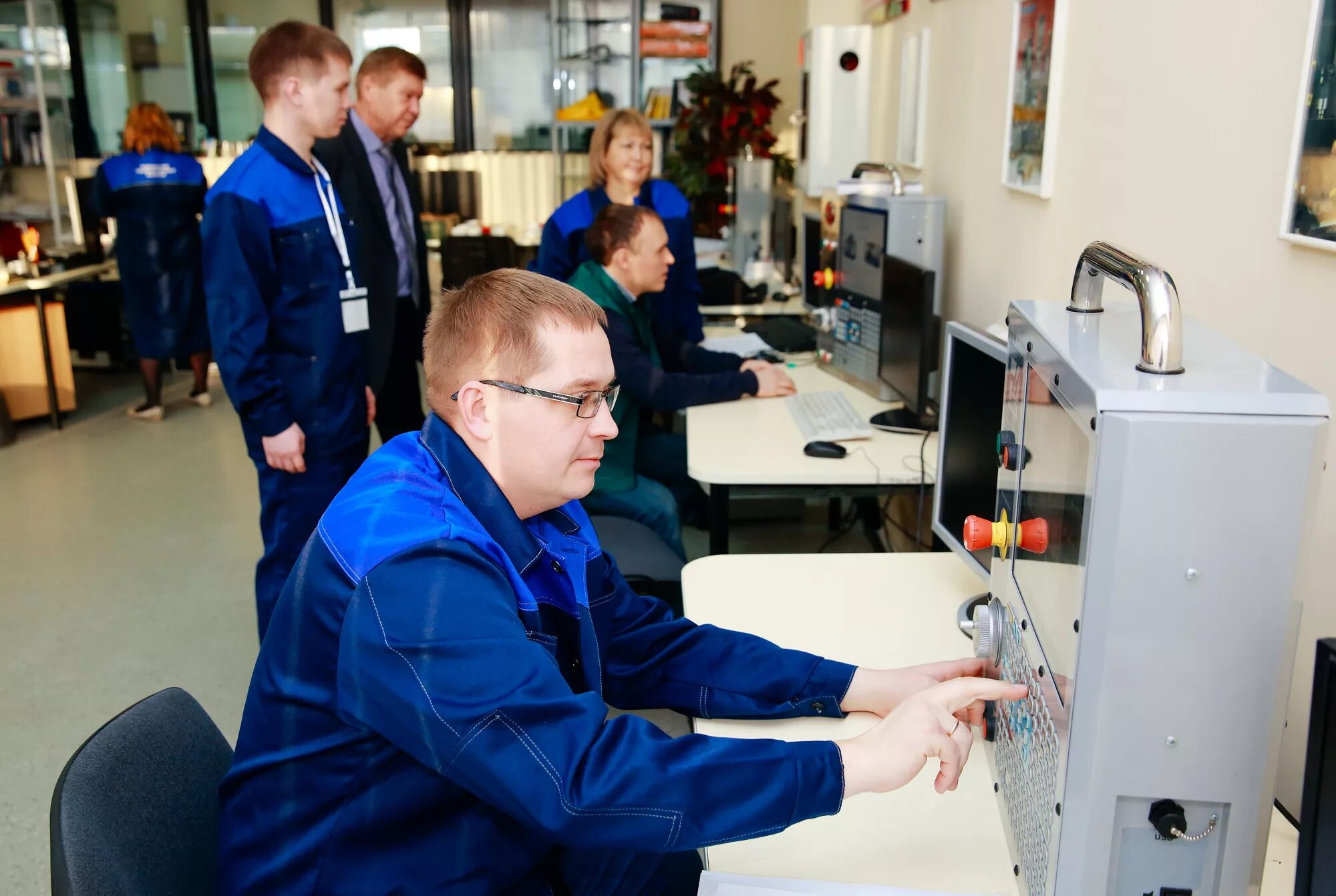 токарь. профессия производственный мастер. завод вмз выкса. рабочие профессии. лучшему мастеру производственного обучения.