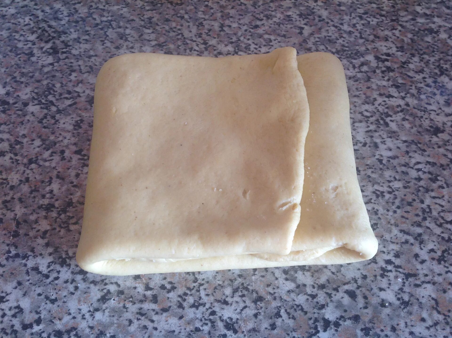 Слоеное тесто дрожжевое готовое. Постное слоеное тесто. Постное тесто слоеное дрожжевое. Тесто слоёное дрожжевое фото.