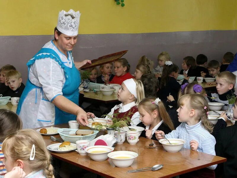 Кто поехать школа. Столовая в школе. школьники в столовой. ученики в столовой. столовая школа дети.