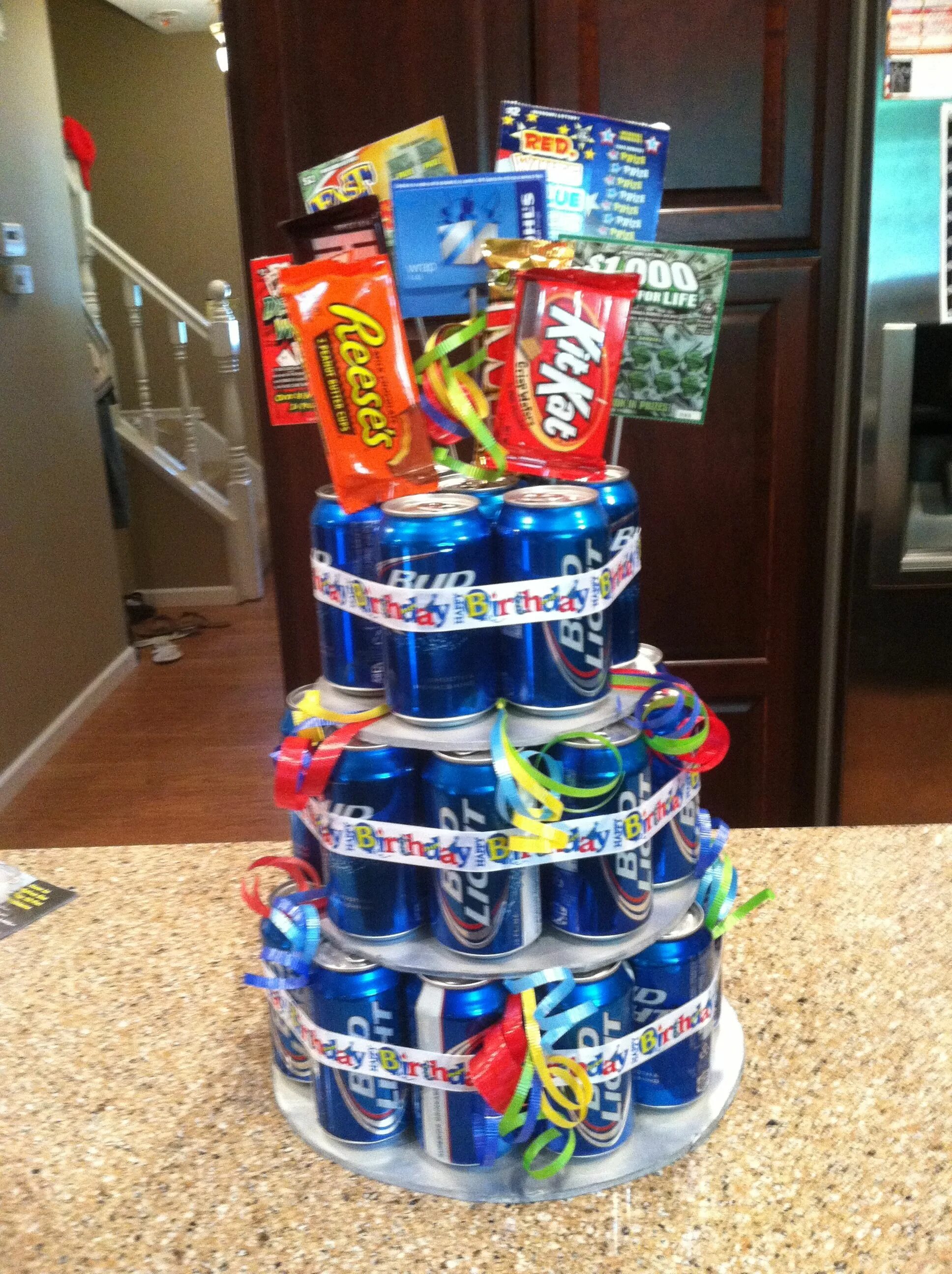 Оригинальный сладкий подарок. Подарок на день рождения мальчику. Коробка для мужчины с подарками. Прикольный подарок другу. Необычный подарок для мальчика.