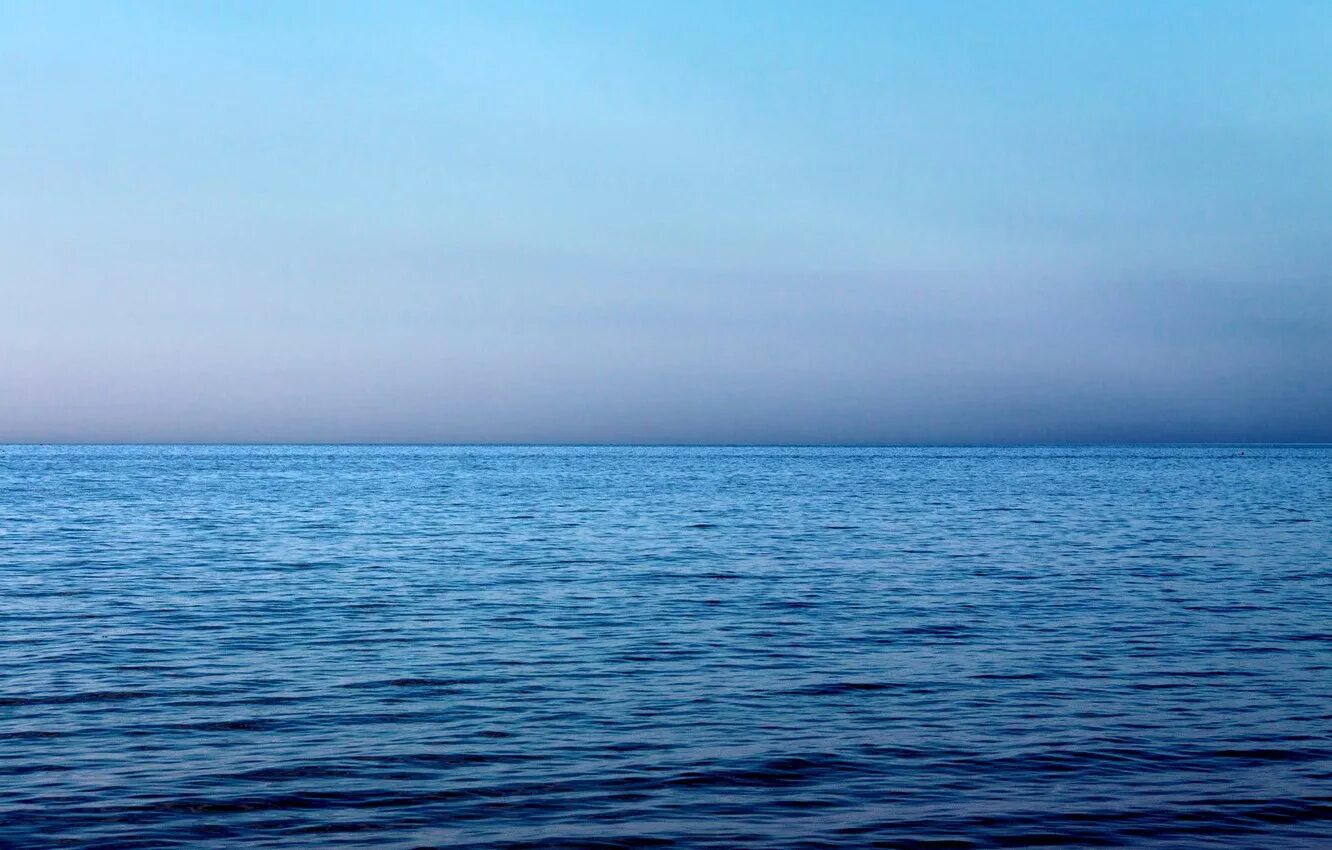 Белый пр сторный город син е море. Море Горизонт. Штиль на море. Морская гладь. Линия горизонта на море.