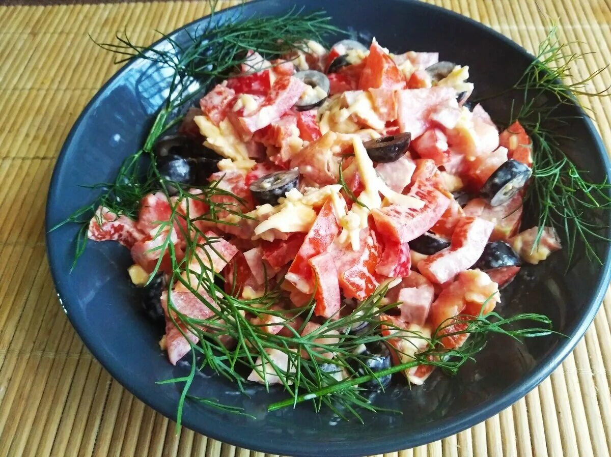 Крабовый с колбасой копченой. Салат с копченой курицей и помидорами. Салат с копченой курицей и болгарским перцем. Салат с болгарским перцем и колбасой. Салат с болгарским перцем и копченой колбасой.