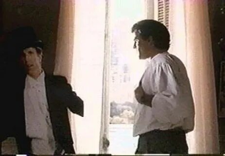 Трое мужчин и младенец в люльке 1985