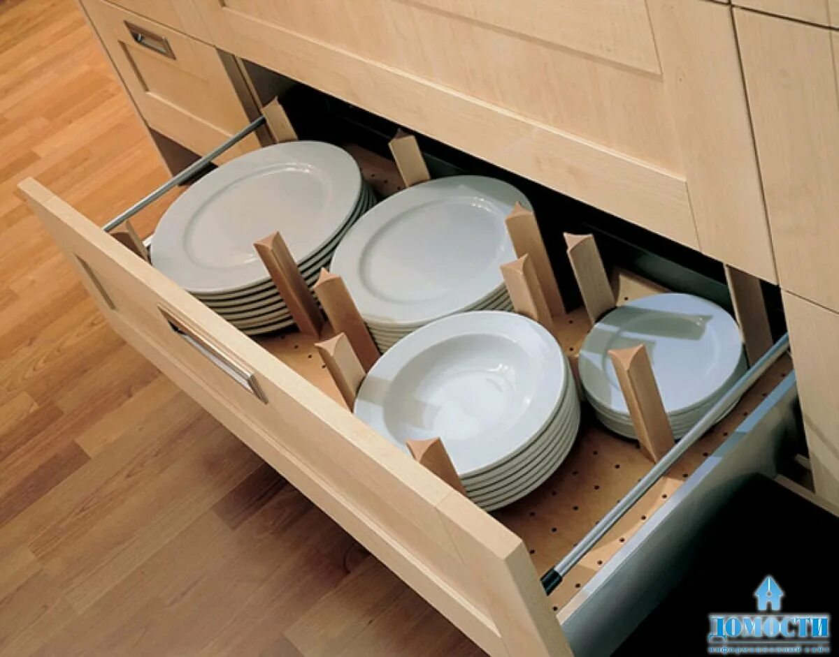 Хлебница в выдвижной ящик. Хранение посуды в кухонных шкафах. Шкаф для мелкой утвари на кухне. Выдвижной ящик для сковородок. Хранение посуды в выдвижных ящиках.