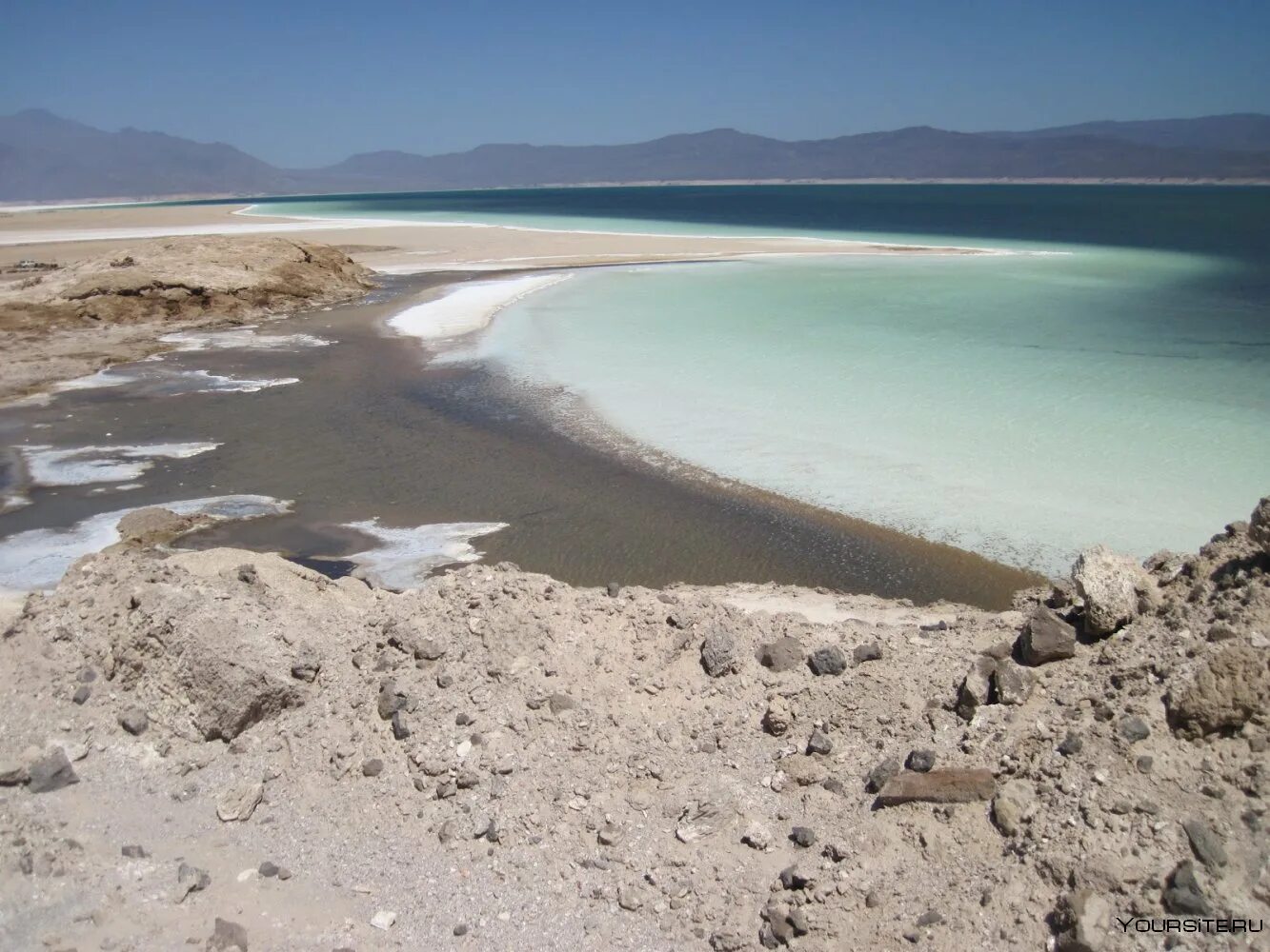 Соленое озеро ассаль. Соленый водоем. Соленый водоем. Ахтубинск озеро баскунчак. Рифт мертвого моря.