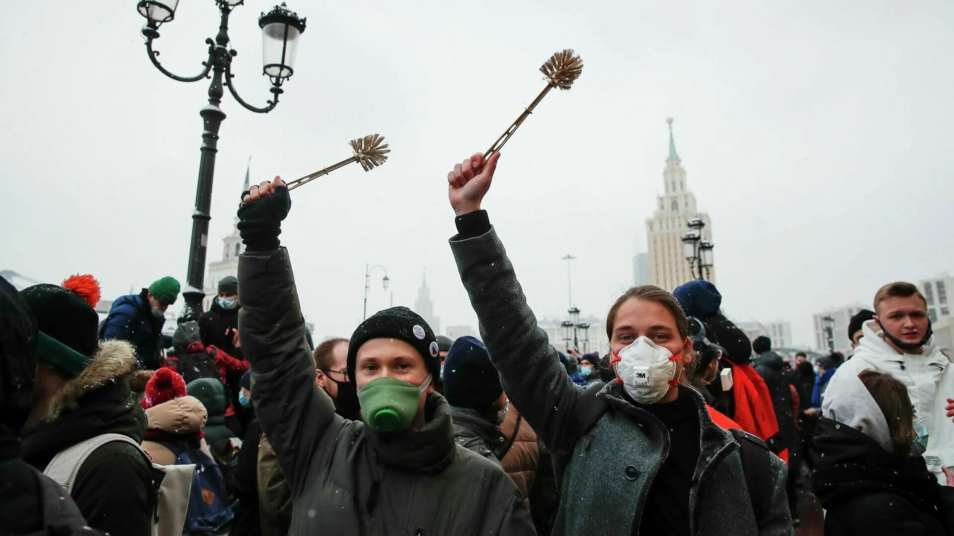 Почему сдают россию. Митинг с ершиками. Путинский ершик. Протесты в России 2021. Протесты Навальный 2021.