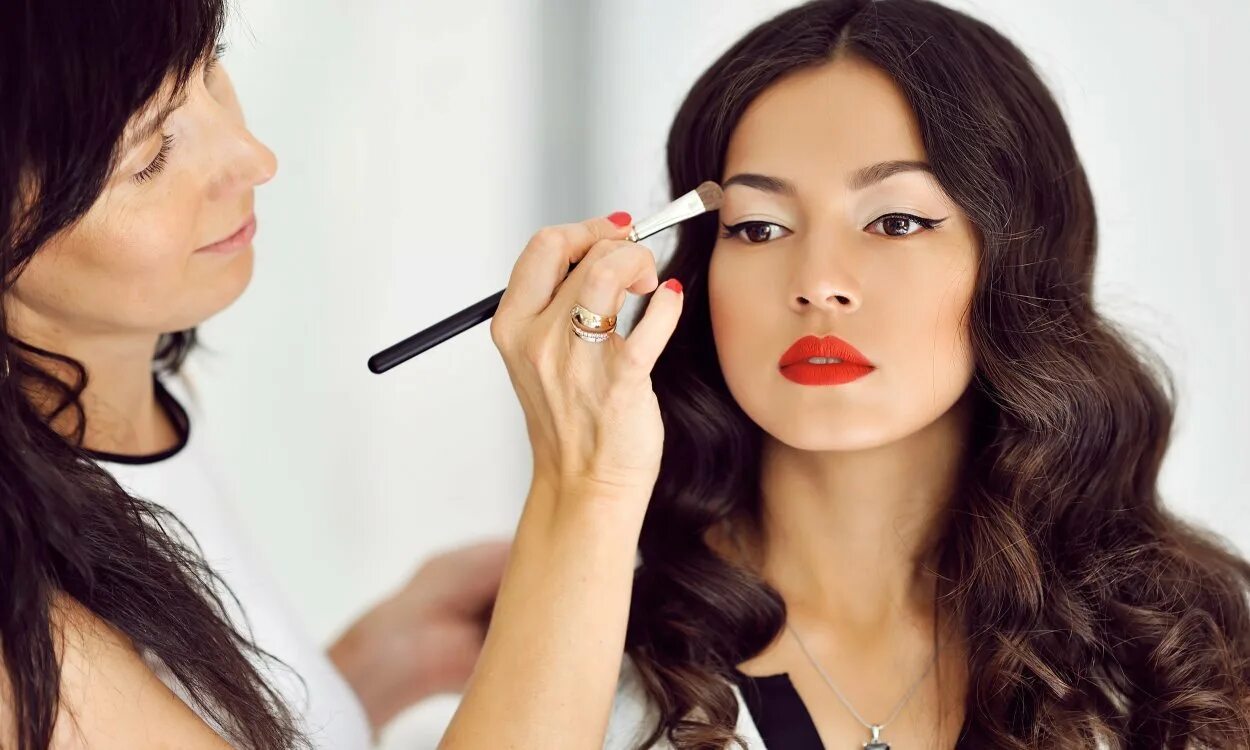 Девочка красится. Стилист визажист. Со скольки лет можно краситься косметикой. Подросток красится. Во сколько лет можно детям пользоваться взрослой косметикой.