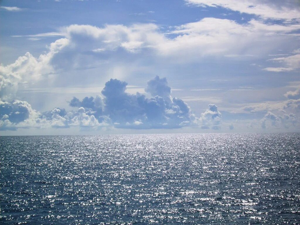 Человечество — это море. Мистические глаза. Берег моря. А в глазах океан бескрайний. Облака над морем.