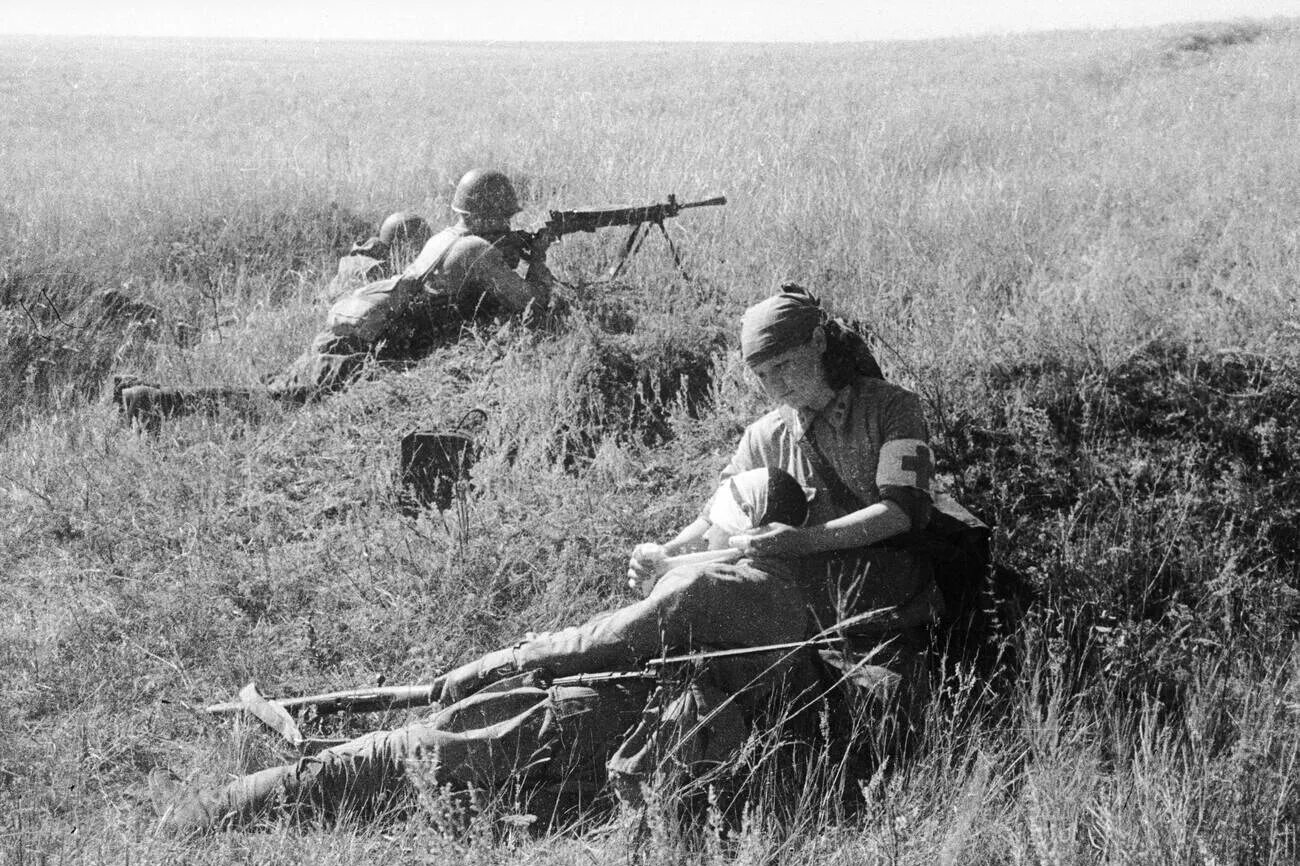 Выносит с поля боя раненого. Подвиг медсестры в вов 1941-1945г. фото 1941 с поля боя великой отечественной войны.