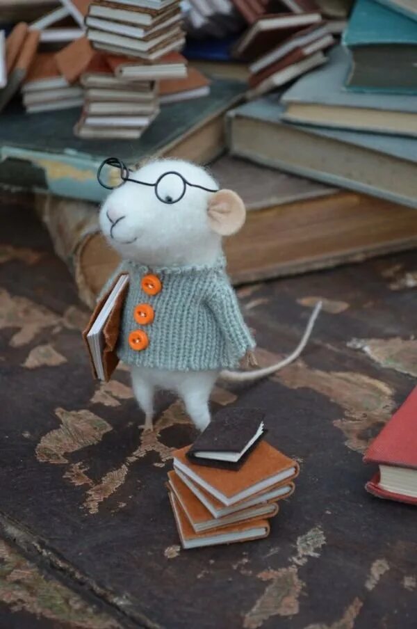 Иллюстрации к книгам. Крысы на книжной полке. Мышки в книжке. Мышь в библиотеке. Детские книги.