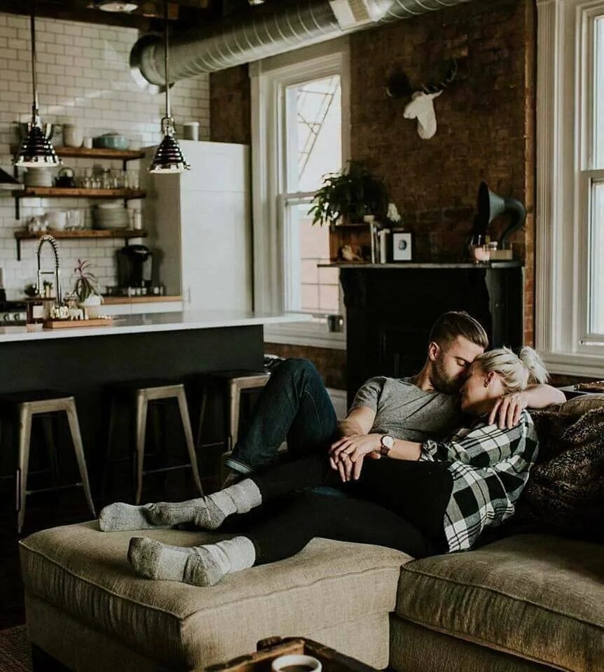 Интерьер квартиры с людьми. Лав стори в квартире. Девушка в квартире мужчины. Человек в кровати. Люди на кухне.