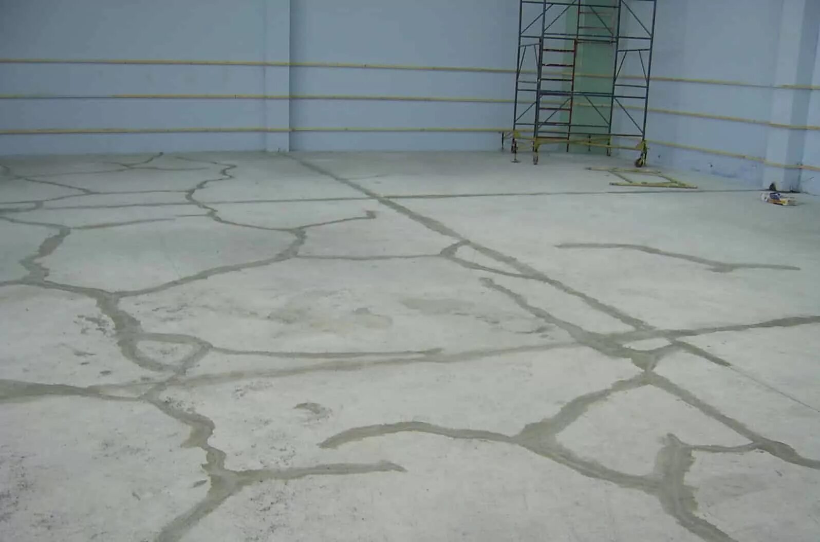 Усадочные трещины на стяжке. Топинговый пол Мастертоп 450. Цементно-Песчаная стяжка пола трещины. Трещины в бетонной стяжке.