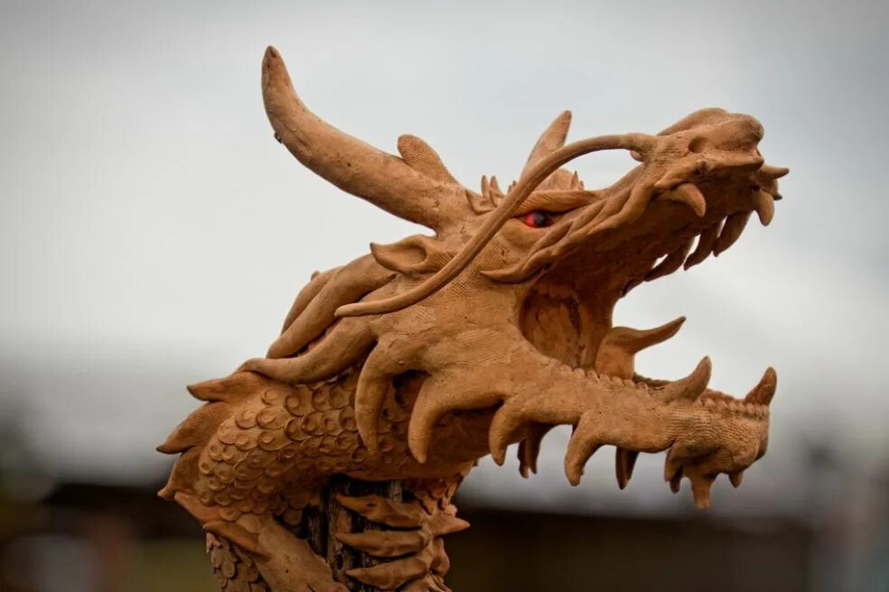 Года деревянного дракона какие. Резной деревянный дракон. Дракон резной из дерева. Китайский дракон из дерева. Дракон вырезанный из дерева.