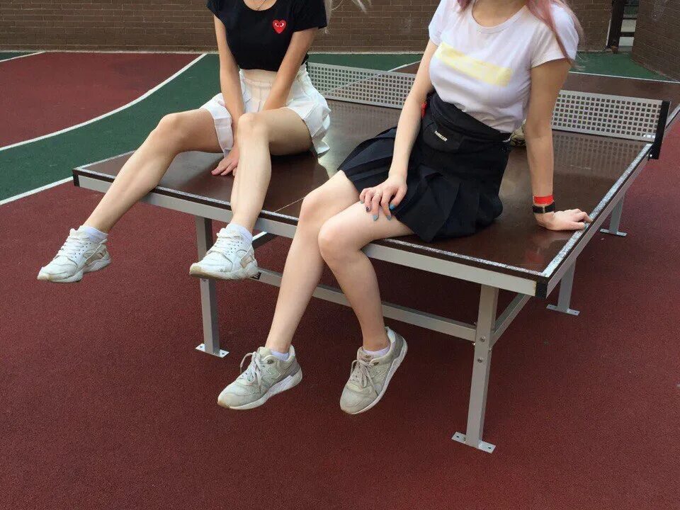 Красивые учительницы. Ноги девушки в школе. Zettai ryouiki япония. Красивые девушки на парте. Девочки в хб колготках.