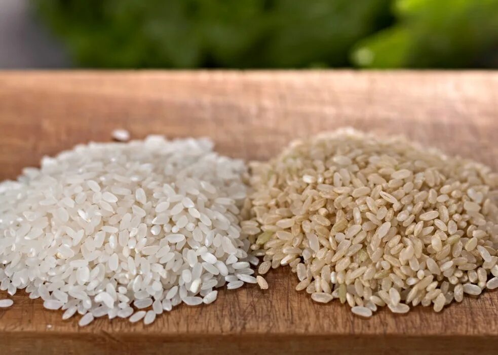 Much rice. Рис Вайт. Белый и коричневый рис. Очищенный рис. Неочищенный рис.
