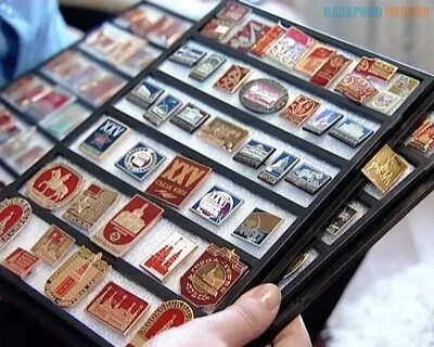 Собирает значки как называется