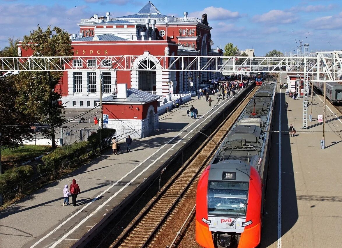 Москва курск какой вокзал. Курский ж/д вокзал москва. поезд ласточка курск. вокзалы в москве на курск. жд вокзал курск поезд ласточка.
