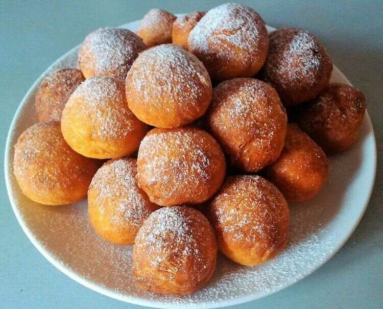 Творожные шарики. Творожные шарики жареные. Творожные пончики шарики. Творожные пончики шарики. С сгущёнкой шарик сладкий.