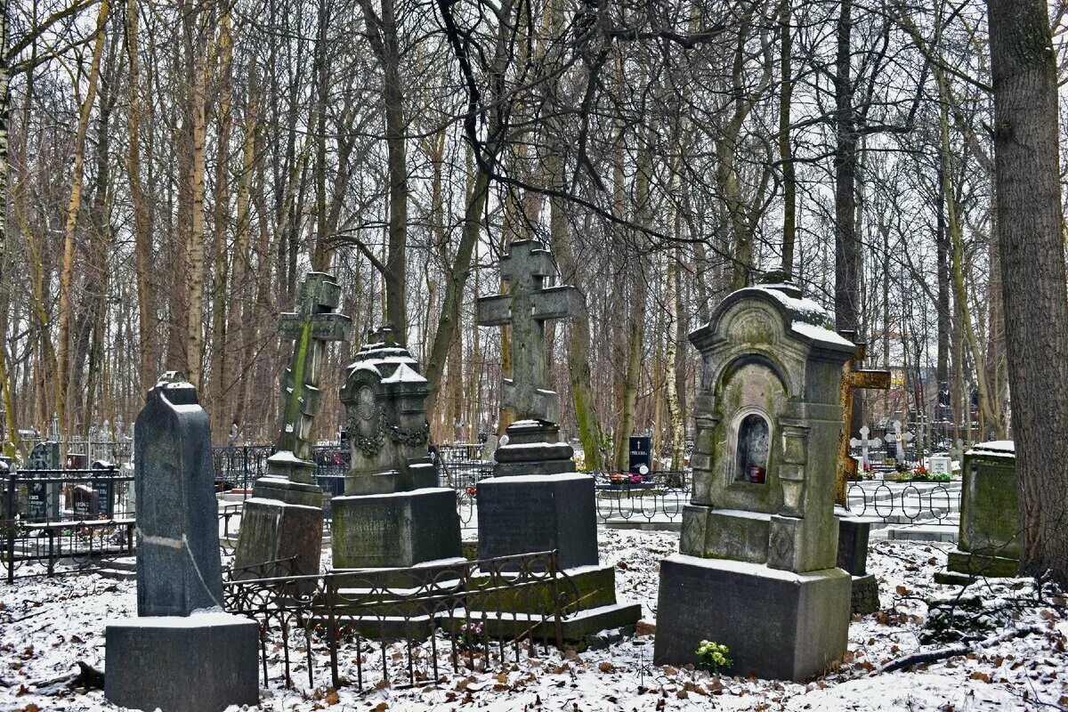 Кладбищенский сторож. Малоохтинское старообрядческое кладбище Санкт-Петербург. Малоохтинское старообрядческое кладбище. Малоохтинское кладбище могила Скрябина. Малоохтинское кладбище в Санкт-Петербурге легенды.