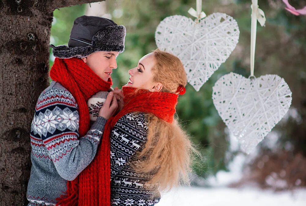 Фотосессия ко дню влюбленных идеи. Фотосессия на 14 февраля идеи. Зимняя фотосессия лав стори. Празднование дня влюбленных. Поделки на день святого валентина.