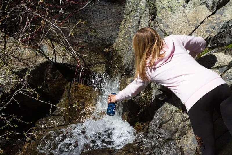 Питьевая вода из ручея. Человек пьет воду из ручья. Пить воду горы. Питьевая вода и горы.