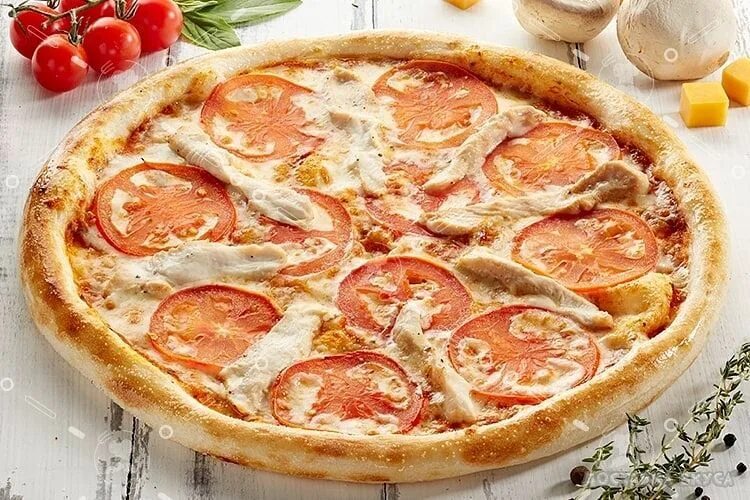 Пицца с курицей и сыром. Пицца куриная. Пицца с курицей. Пицца с помидорами. Пицца с курицей и помидорами.