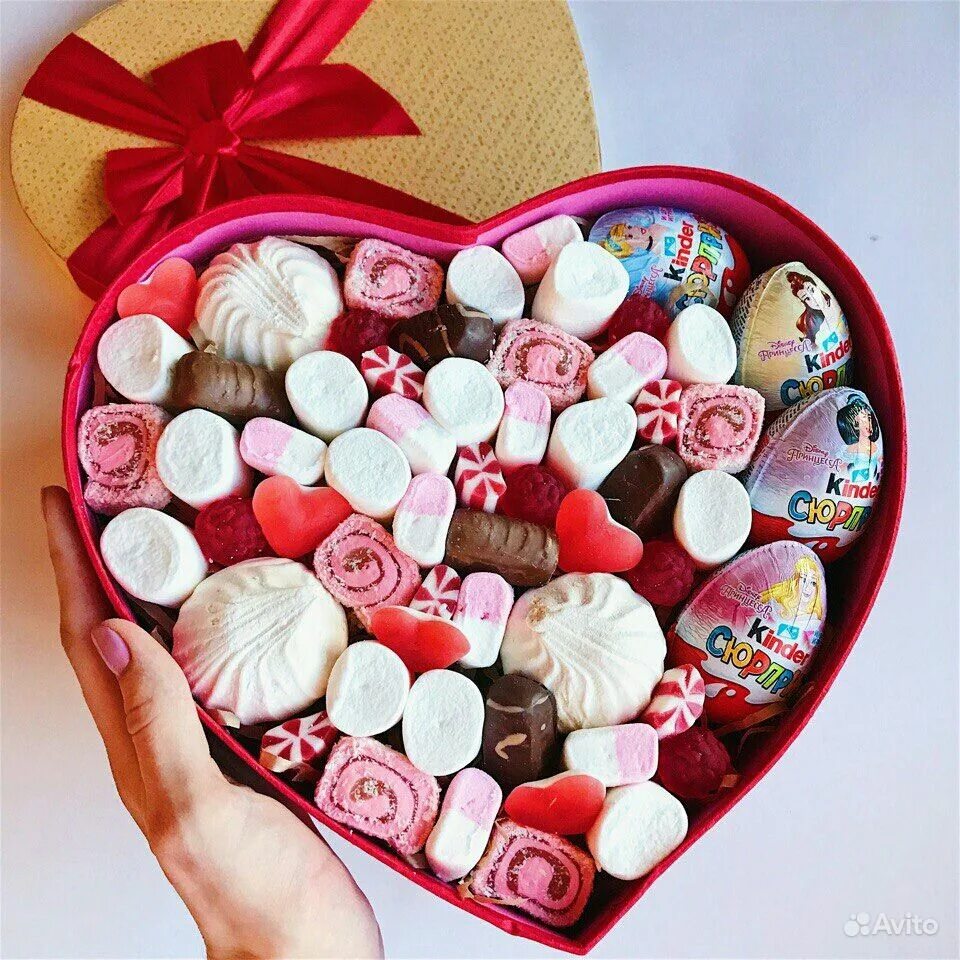 Что можно положить девушке. Необычный подарок подруге. Корзинка с вкусняшками. Подарок в коробке. Интересный подарок подруге.