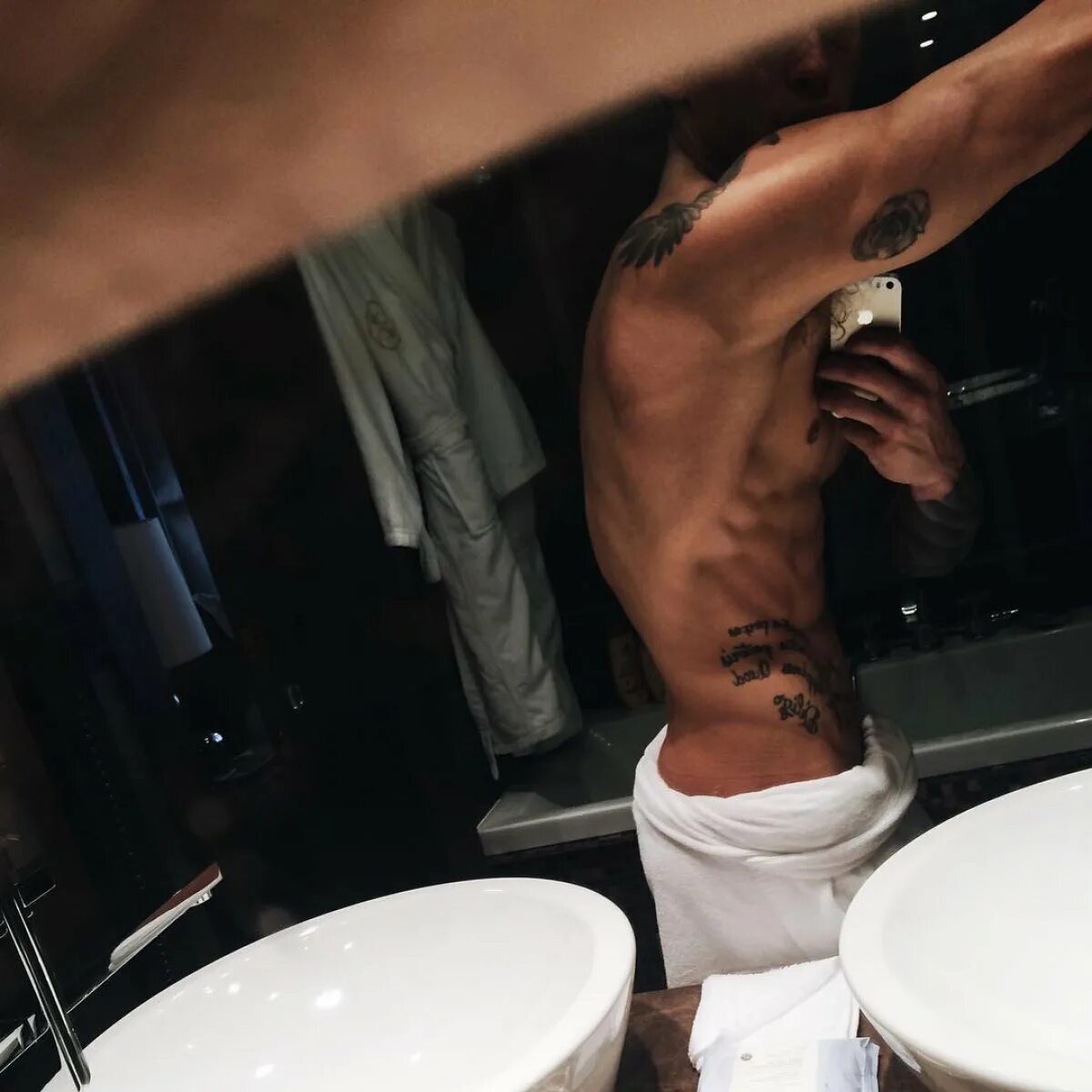 мужчина в душе домашнее. парень ванной без лица. парень в душе без лица. мужской пресс в зеркале в ванной. эстетика парней в зеркале.