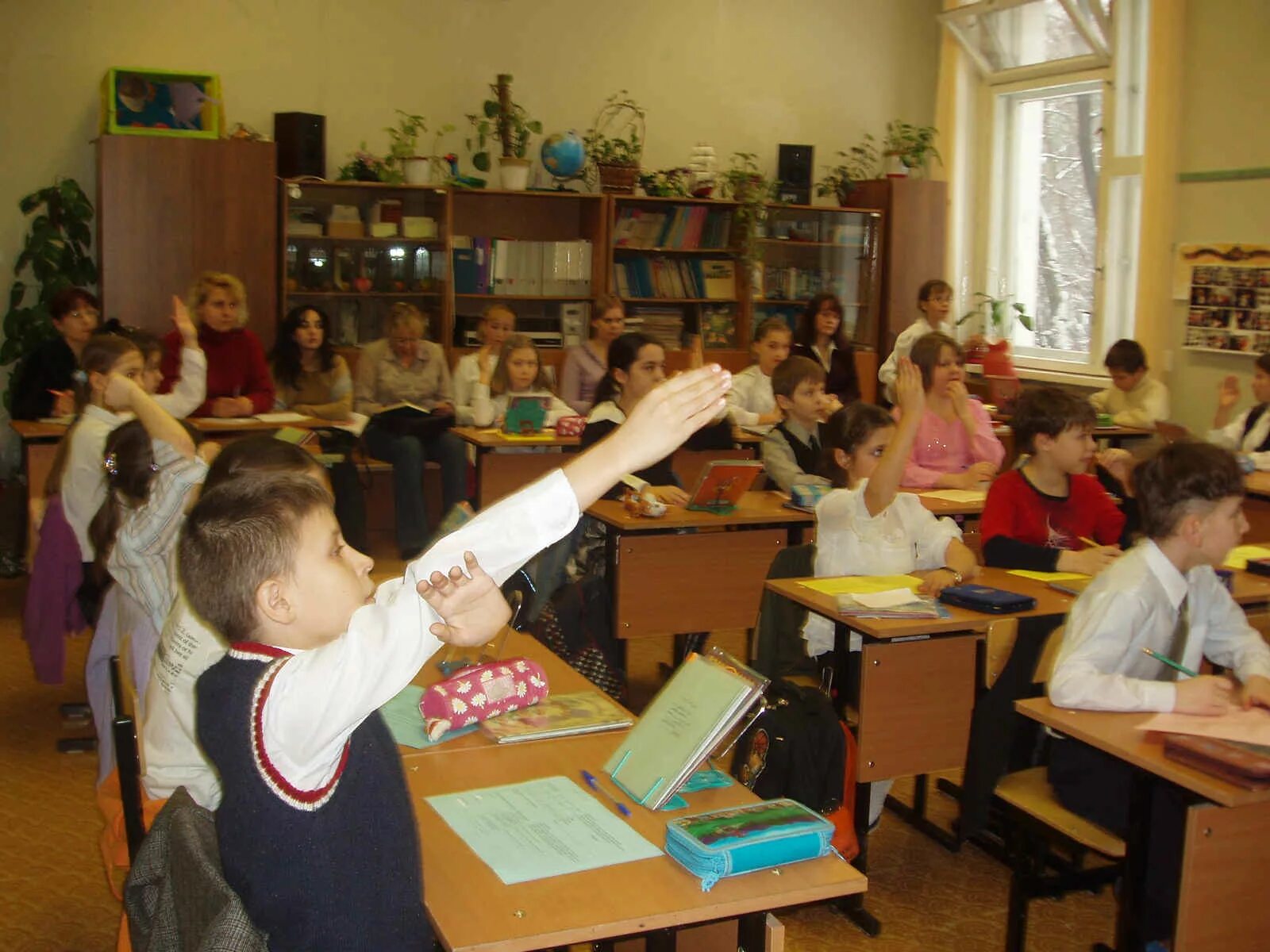 Урок. Школьник математика. Урок математики в начальной школе. Дети на уроке математике. Урок игра школа россии