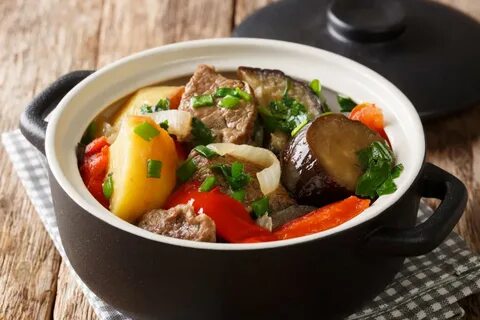 Баранина с овощами в кастрюле