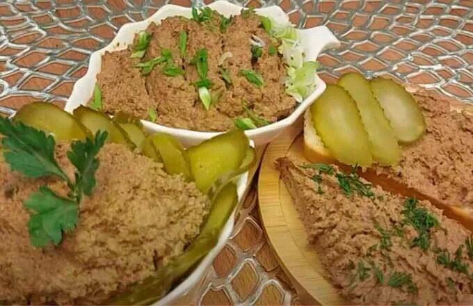 Паштет печеночный с морковью домашний. Паштет из печени говяжьей с морковью и луком. Паштет из печени куриной с морковью и луком сливочным маслом. Паштет из печени с морковью и луком. Паштет из куриной печени с морковью и луком.