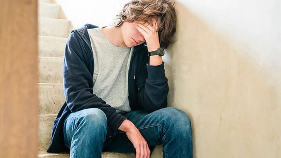 буллинг детей в школе. обижают подростки. над ребенком смеются. мальчика обижают в школе. подростка обижают в школе.