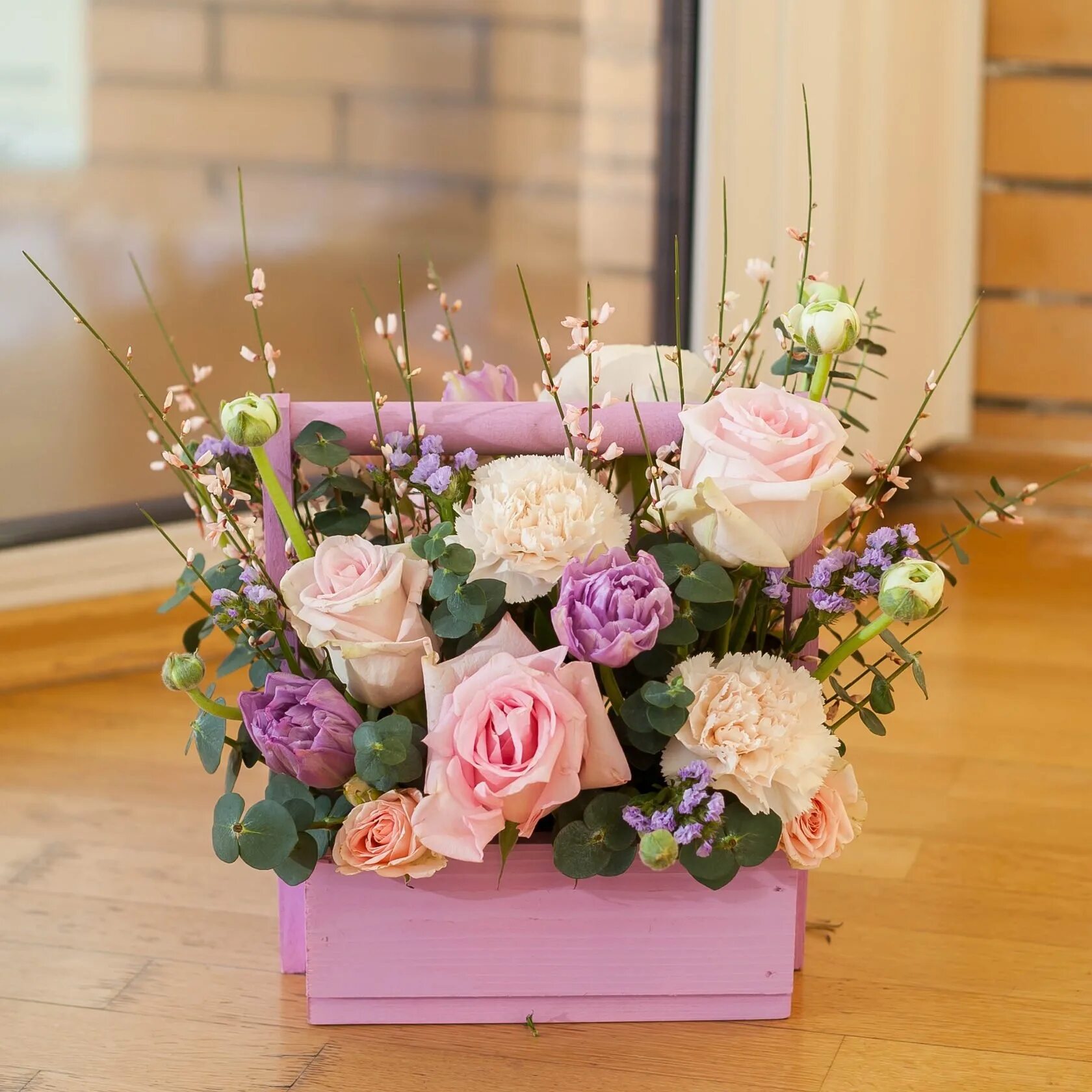 цветочные композиции в деревянных ящиках. цветочные композиции в деревянных ящиках. цветочные композиции в деревянных ящиках. композиция цветов в ящике деревянном. ящик с цветами.