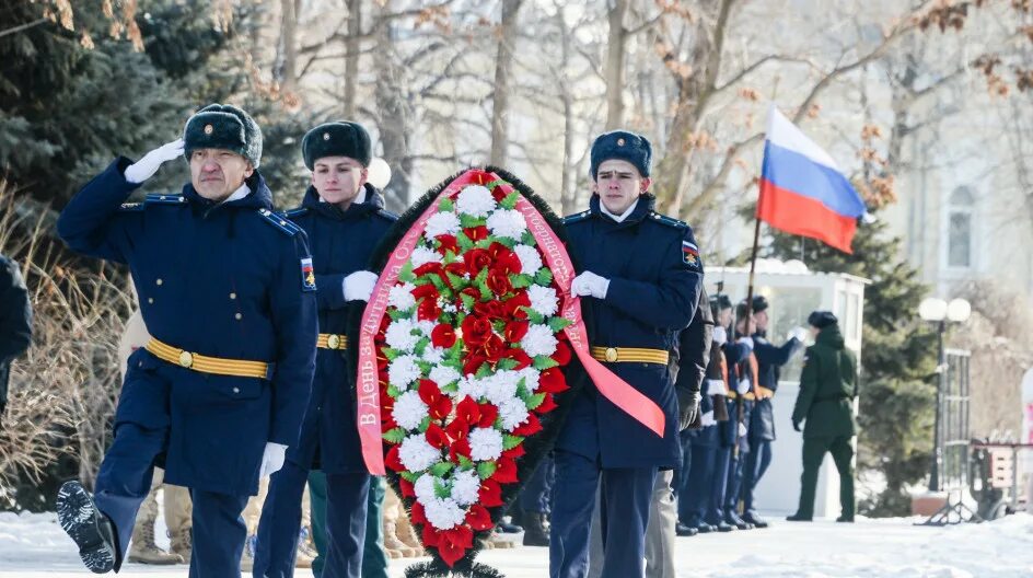 3 декабря екатеринбург. Екатеринбург 21 февраля возложение венков аэропорт. Возложение цветов в день защитника Отечества. Возложение венков парк Орленок 2024 февраль ЮВЖД.