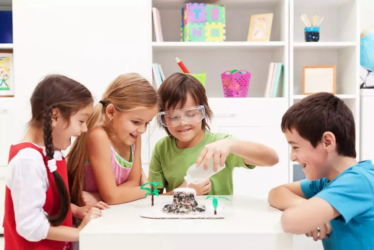 Little school children. Кружок для детей. Научный кружок для детей. Детская деятельность. Дошкольники.