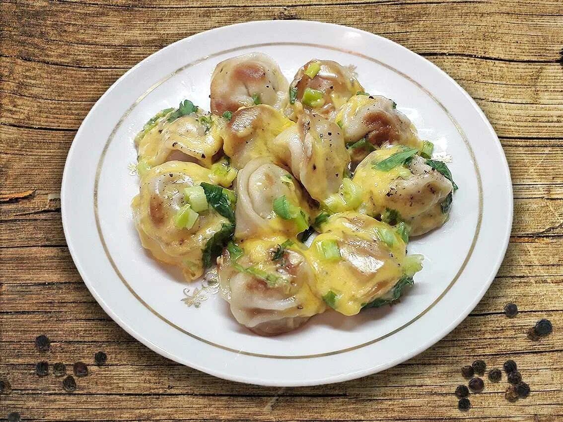 Пельмени на сковороде со сметаной и сыром. Жареные пельмени с сыром. пельмени жареные под сыром. пельмени запеченные с сыром. пельмени жареные на сковороде с сыром.