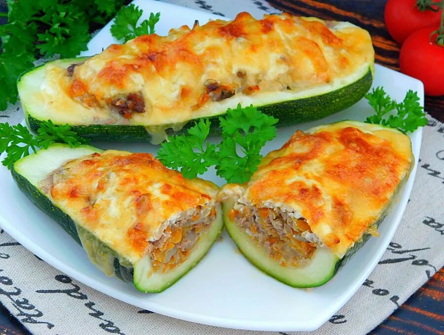 кабачки в духовке с фаршем и сыром лодочки. фаршированные кабачки лодочки. фаршированные кабачки лодочки в духовке. кабачок фаршированный фаршем в духовке рецепт лодочки. лодочки из кабачков с курицей.