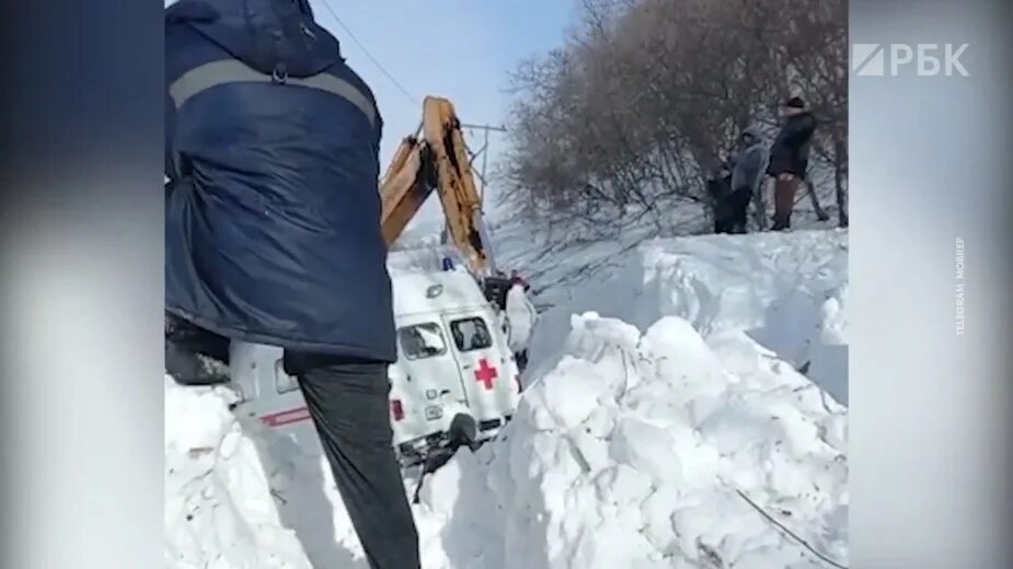 Застревают в сугробах. Девушка застряла в снегу. Машина застряла в снегу. Девушка застряла в снегу на машине. Сахалин замело снегом.