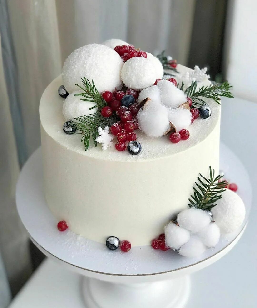 Красивые зимние торты. Торт зимний декор. Новогодний декор торта. Зимнее украшение торта. Зимний торт.