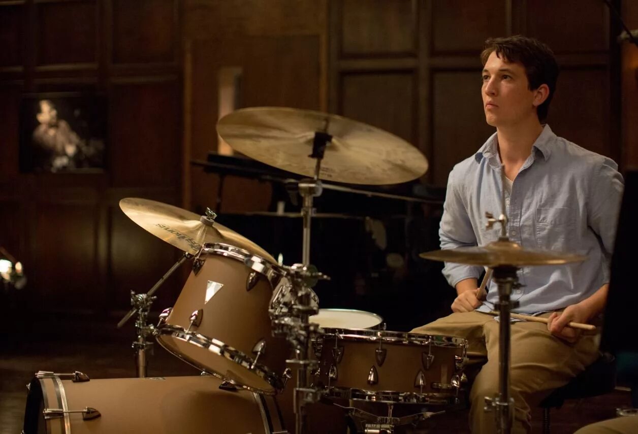 Парень с гитарой. Парень с укулеле. А что если это реально так и есть. Человек который не умеет играть. Человек который не умеет играть.