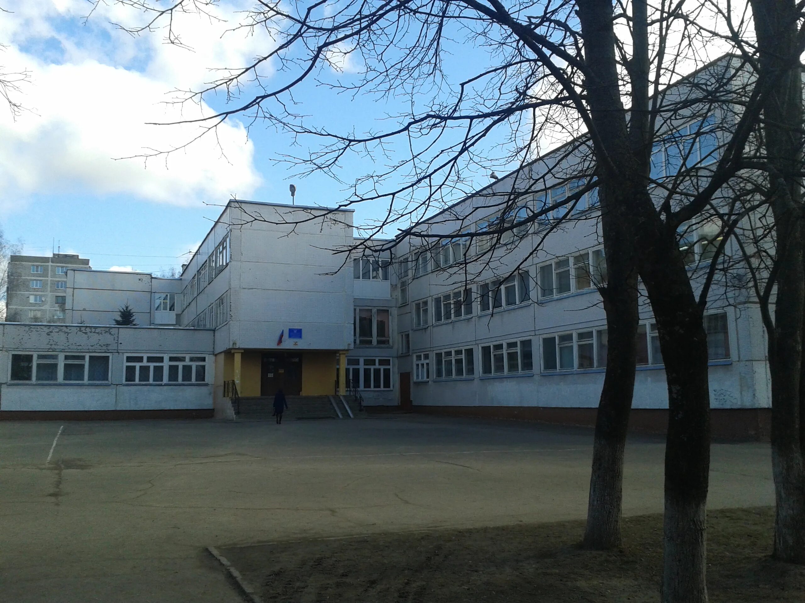 МБОУ СШ № 13 им. Э. Д. Балтина, общеобразовательная школа, Революционная ул., 8,